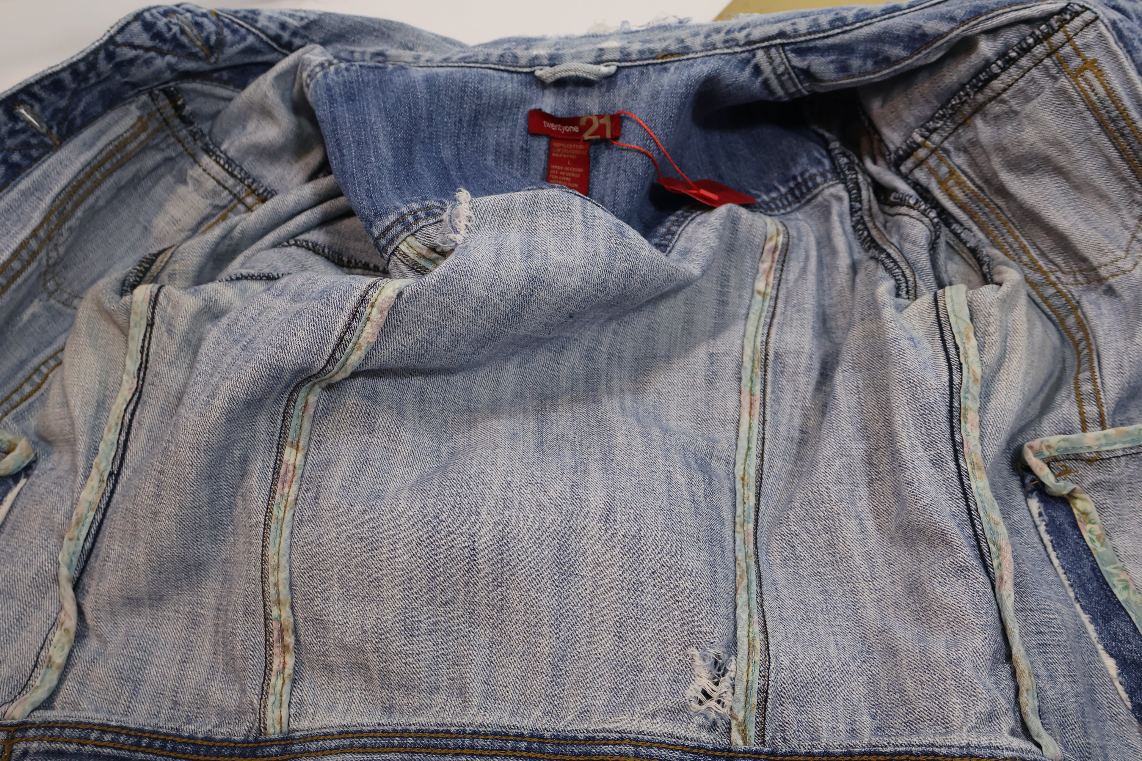 Twenty-One 21 Distressed Denim Jean Jacket / Size L