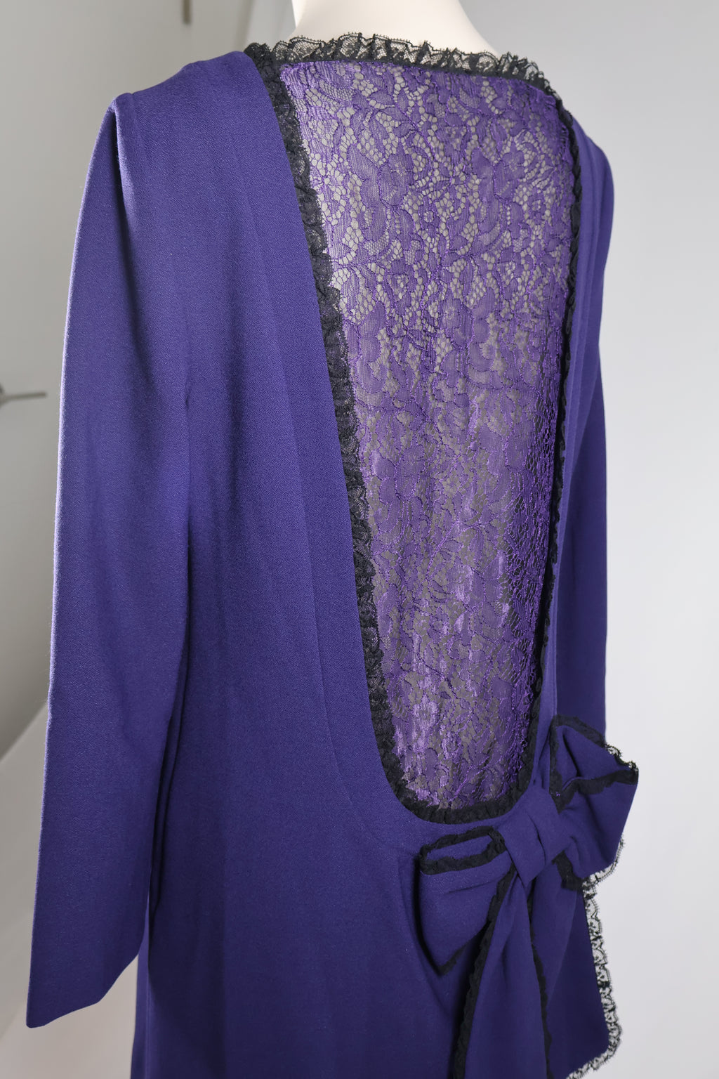 Valentino Long Sleeve Lace-Back Bow Dress / Size 42/L