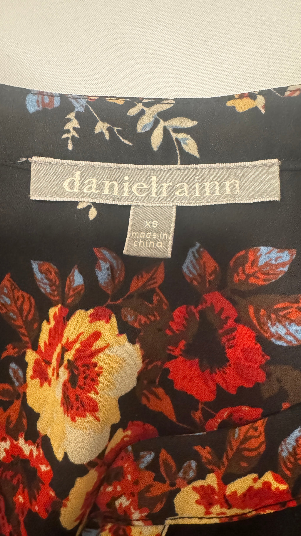 Daniel Rainn Black and Red Relaxed Mandarin Collar Blouse / Size XS